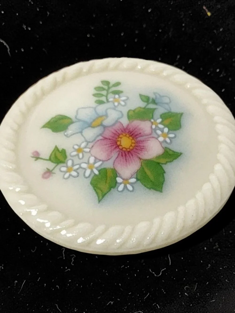 vintage avon 1950s-60s beautifull floral porcelain button brooch
